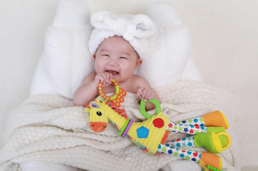 府谷宝宝头上有白色的小点